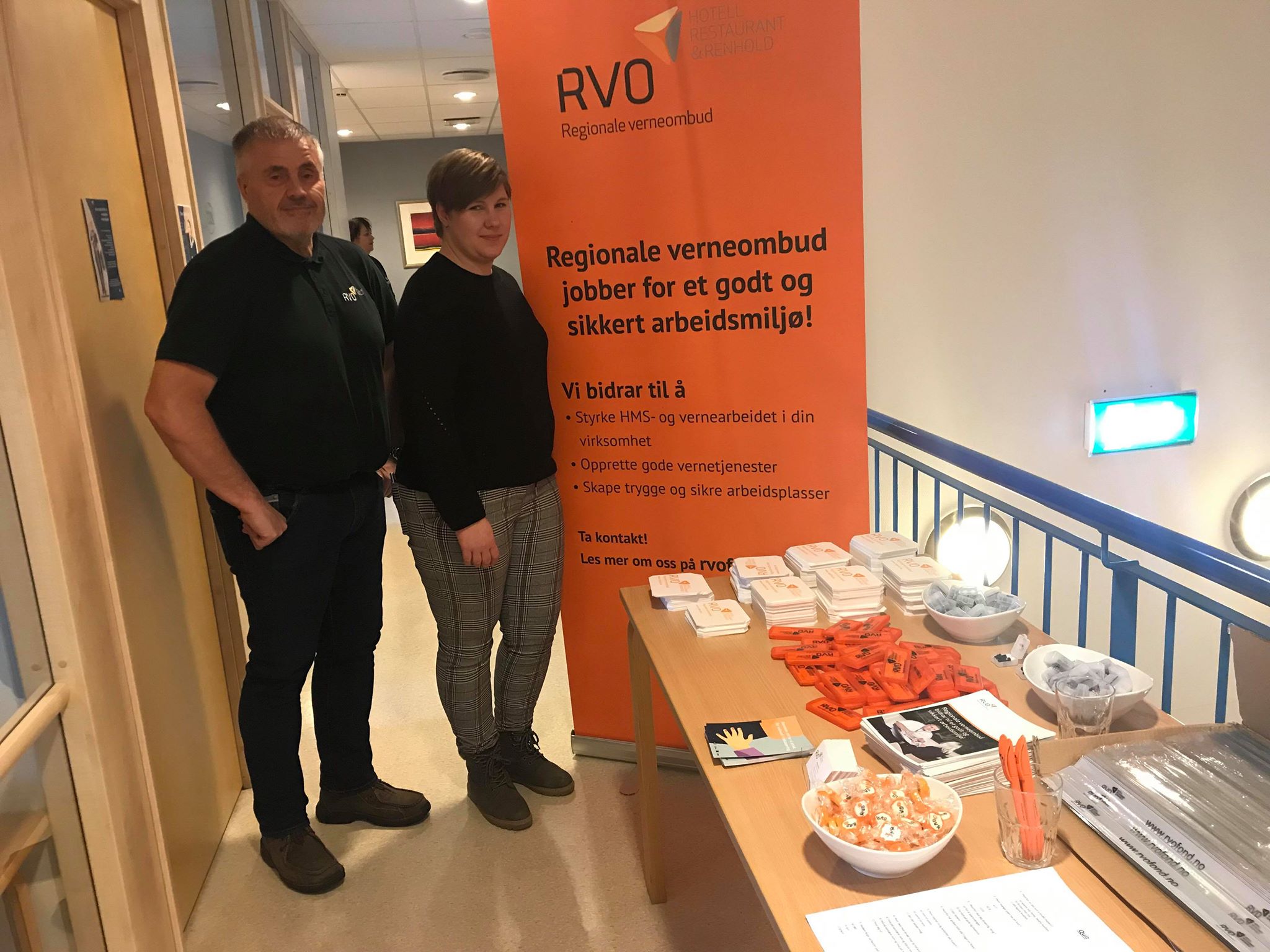 RVO Steve Mutch og driftssjef ISS Renhold i Østfold, Anne Marte